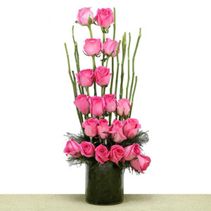 Special Pink Roses in Glass Vase