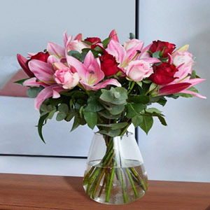 Valentine&#39;s Rose & Lily Bouquet