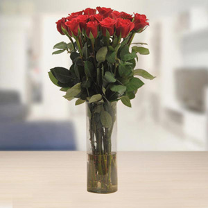 Long Stemmed Red Roses in Glass Vase 