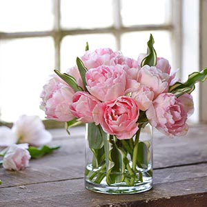 Pretty Pink Rose Valentine Flowers in Glass Vase