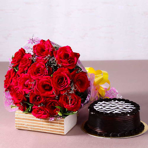 Send 20 Red Roses Bunch with Chocolate Cake Online