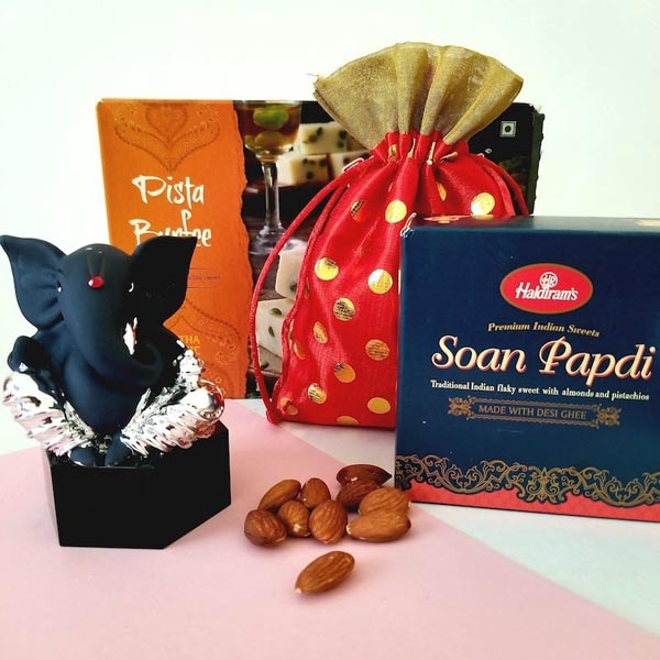 Send Adorable Diwali Gift Pack Online