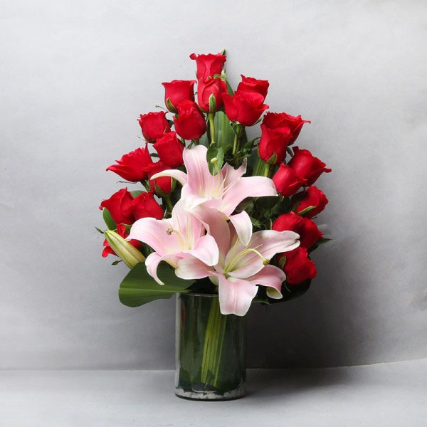 Send Roses and Lilies Mix Up Glass Vase Online